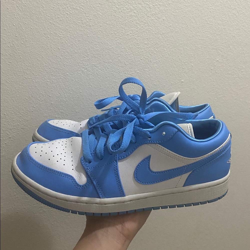 Wmns Air Jordan 1 Low 'UNC' 
Nike Women's Sneakers - Blue and White